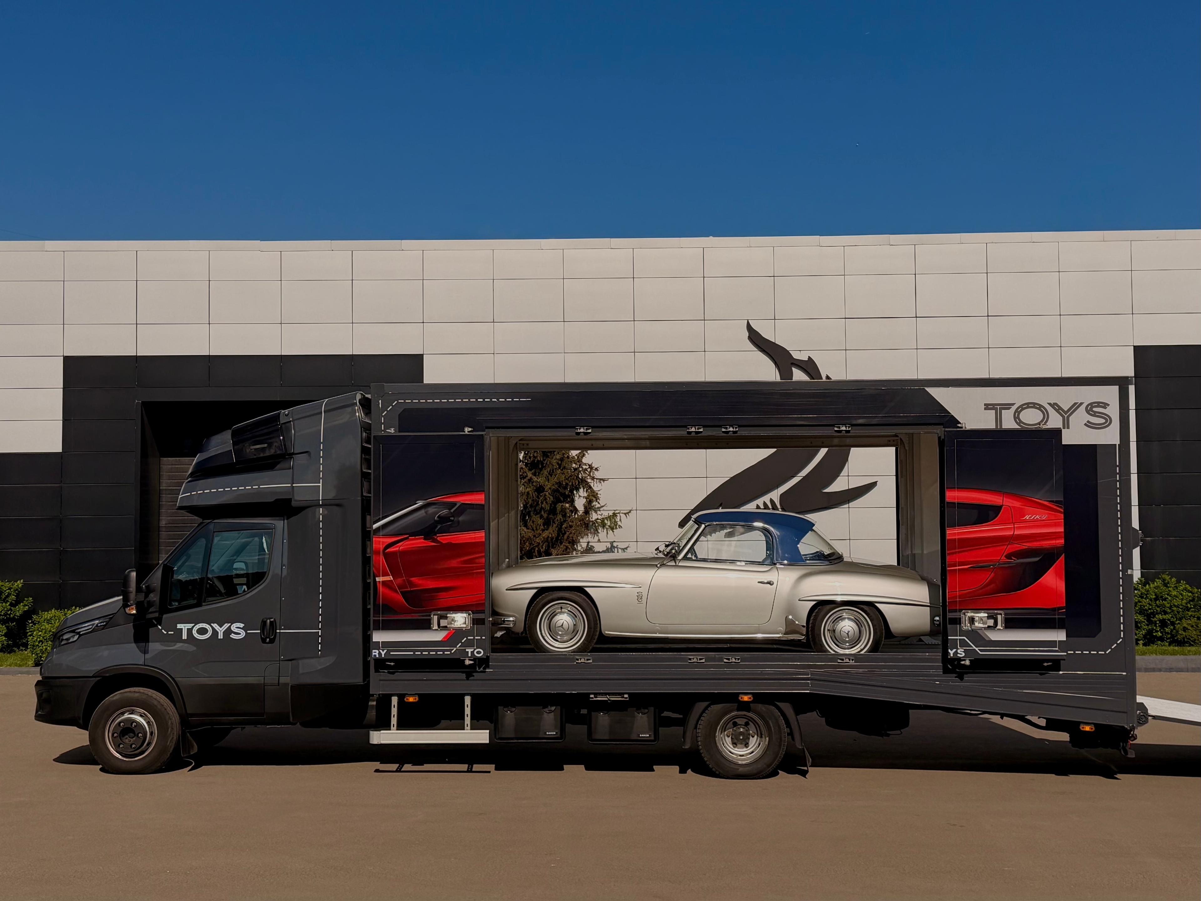 Mercedes 190 SL в крытом автовозе TOYS